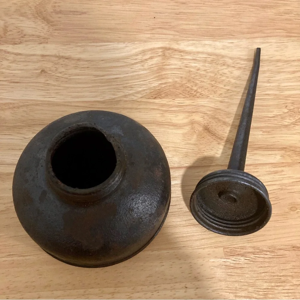 Vintage oil can